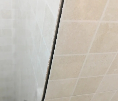 呼伦贝尔市瓷砖空鼓维修公司分享阳台瓷砖脱落的修复过程可以分为以下几个步骤