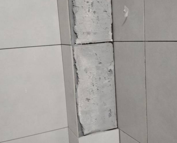 呼伦贝尔市瓷砖空鼓维修公司分享下瓷砖施工前基层浇水润湿程度不足，可能导致以下问题