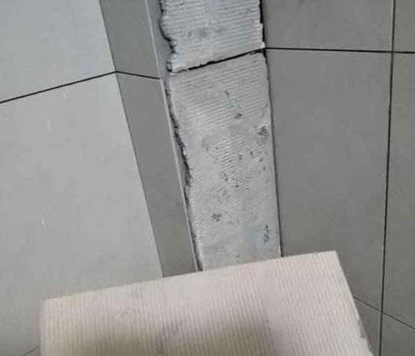 呼伦贝尔市瓷砖空鼓维修公司分享下厨房瓷砖脱落的补救措施。